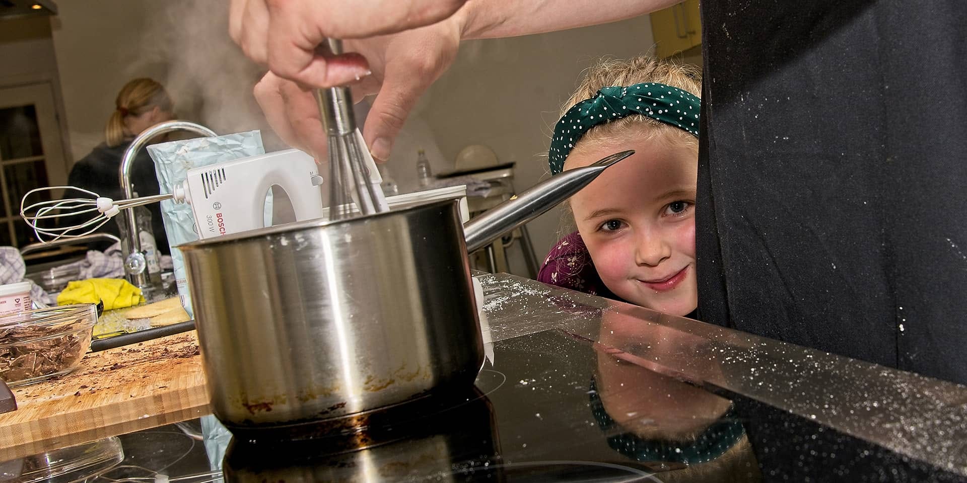 Barn på kursus i bagning for børn i FOF Aarhus