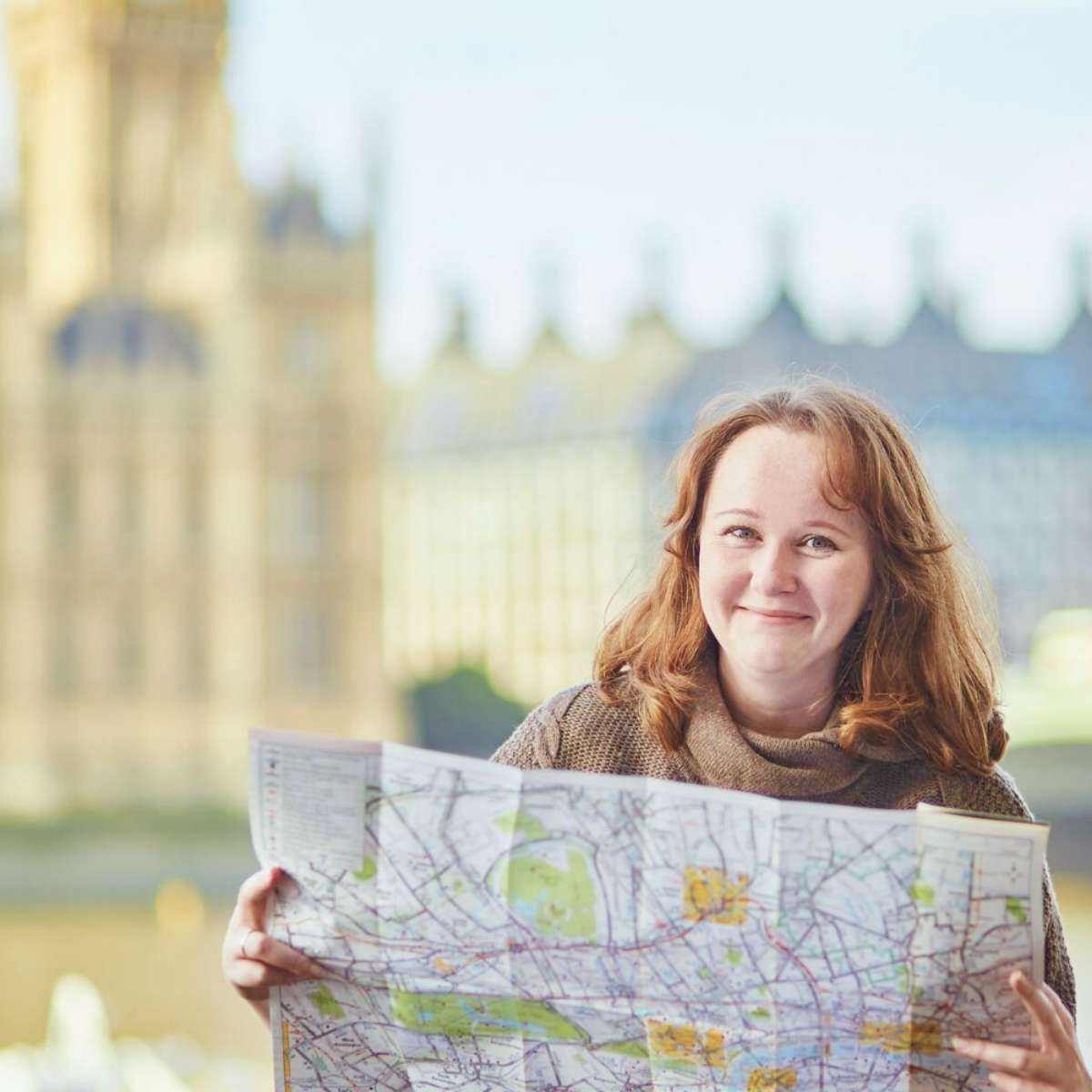 Kvinde der står med et kort i London