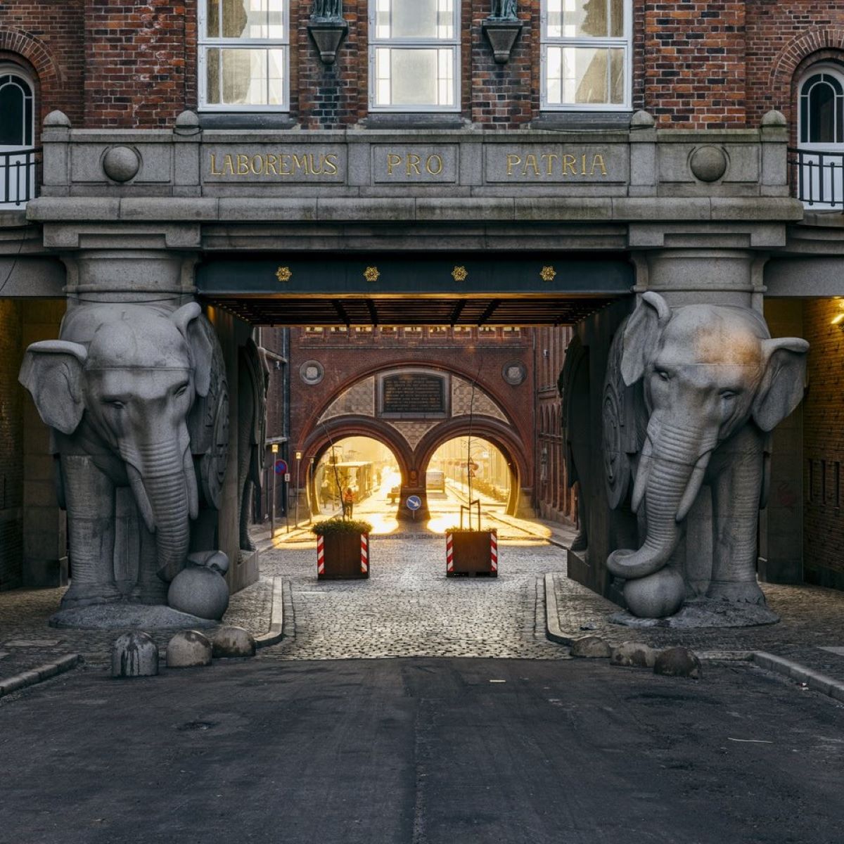 Elefantporten i Carlsberg Byen. Guidet tur og fortælling om historien om Carlsberg med FOF København og Nordsjælland