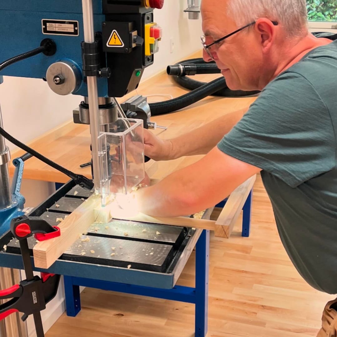 Deltager bygger sin egen skammel på kursus hos FOF København og Nordsjælland