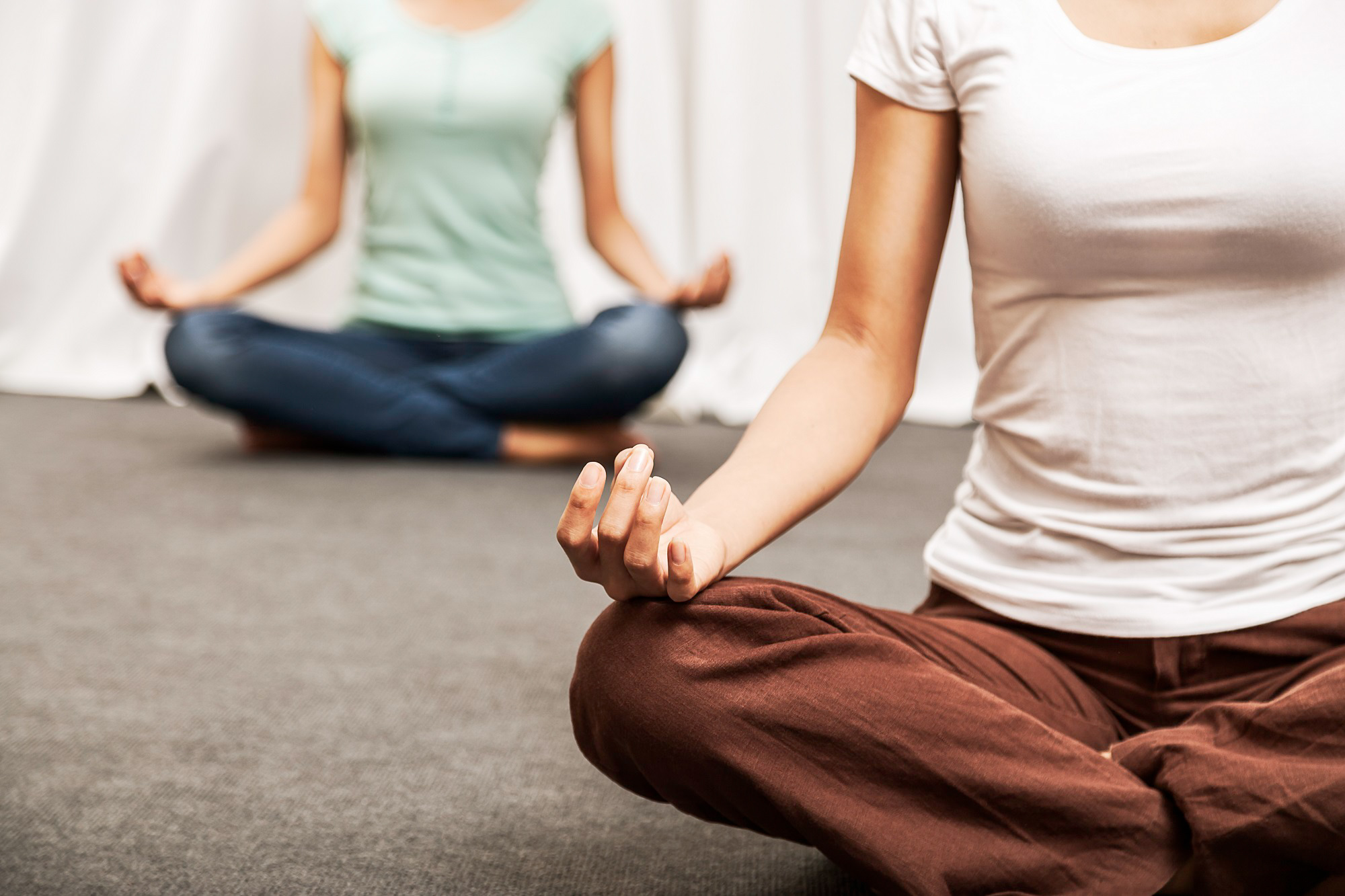 Deltagere dyrker hensyntagende mindful yoga med meditation