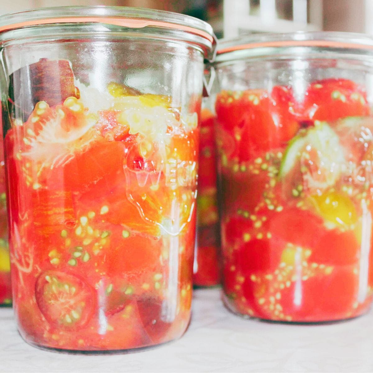 Deltager konserverer økologiske råvarer ved henkogning og trykhenkogning på kursus