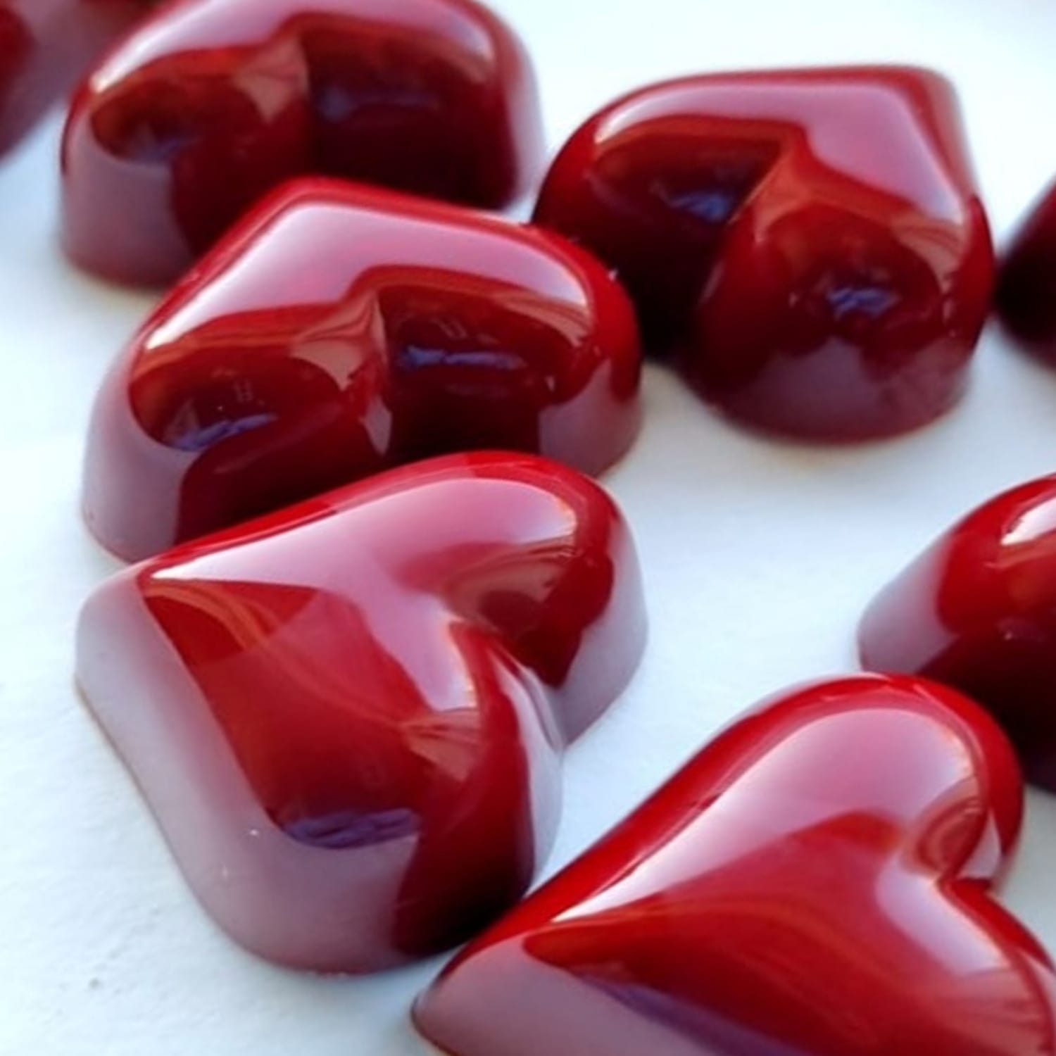 Hjemmelavede fyldte chokolader, formet som røde hjerter