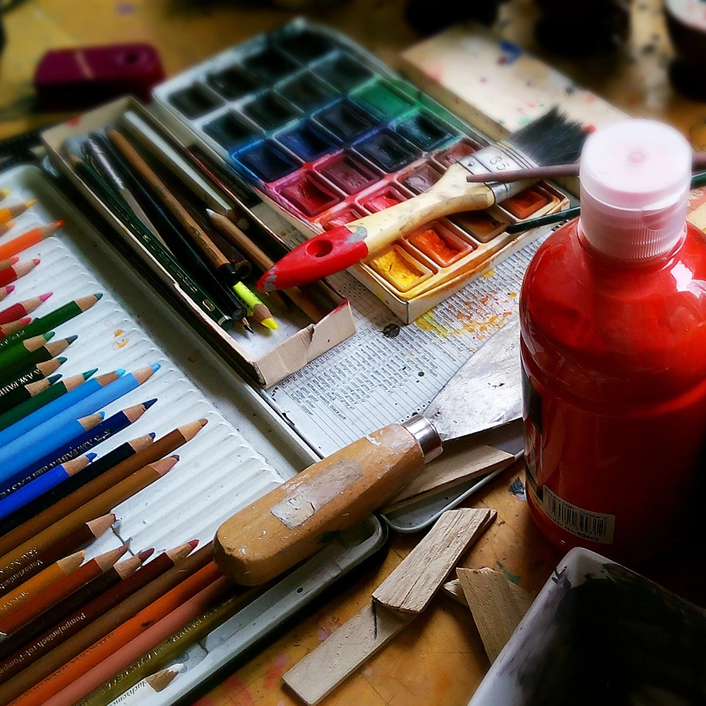 Billede af maling, pensler og blyanter