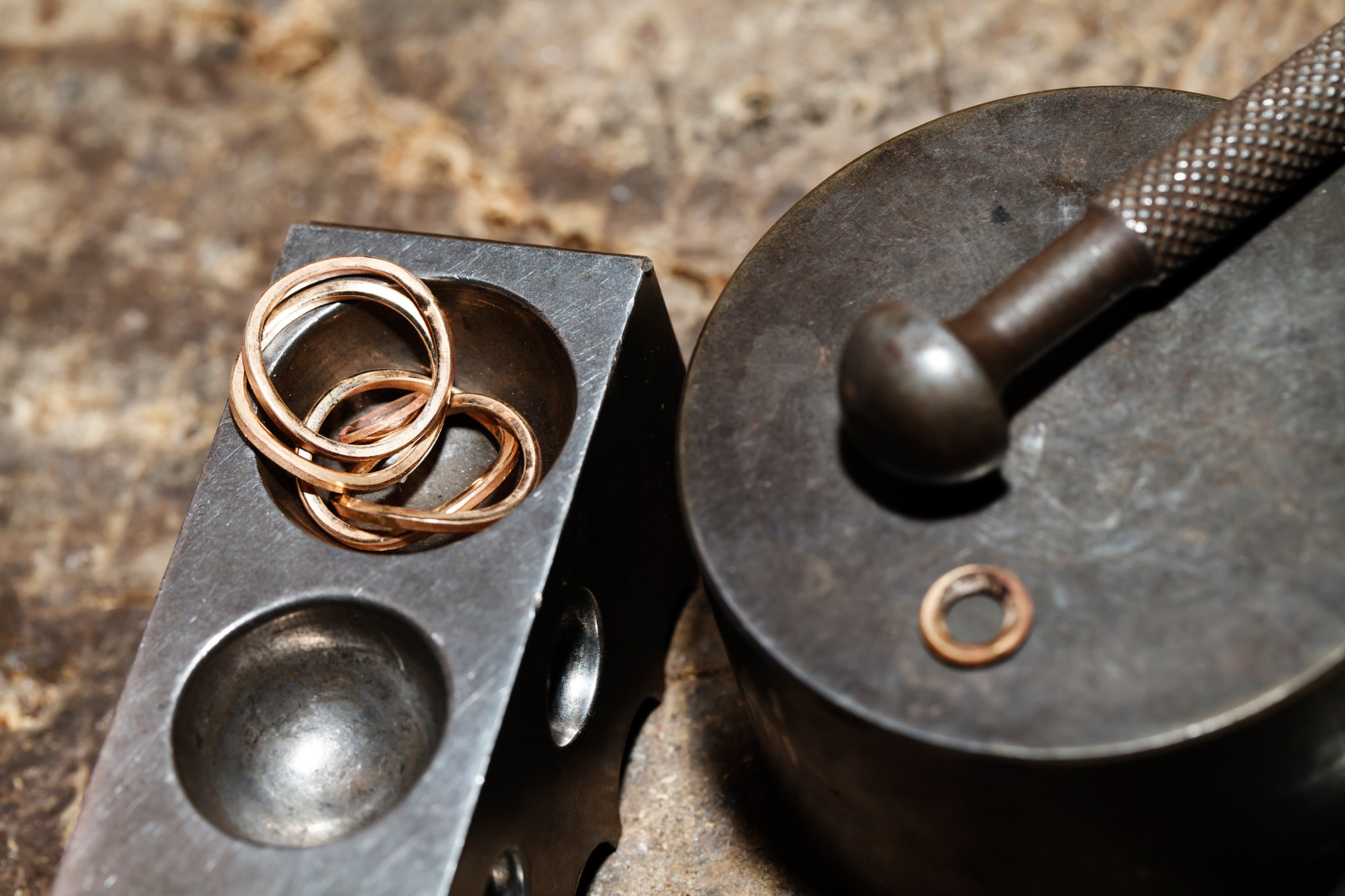 børn og unge laver smykke ved arbejdsbord