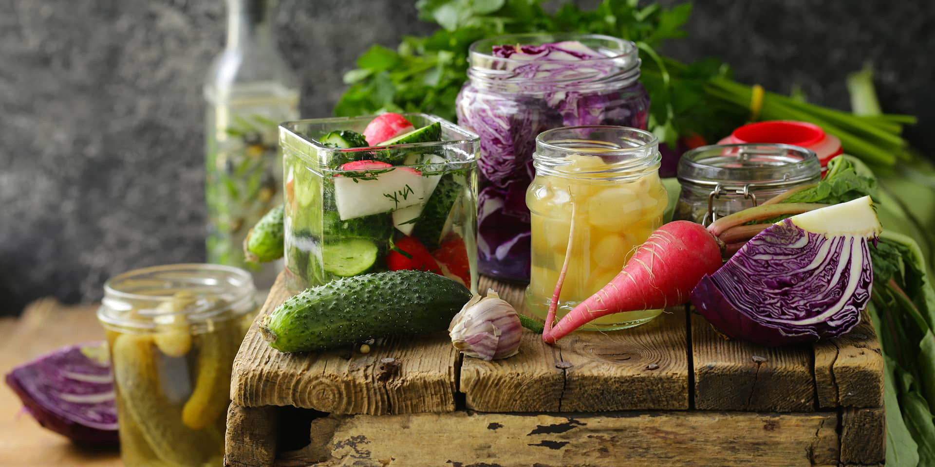 Fermentering, glas, grøntsager. På et fermenteringskursus i FOF Aarhus kan du lære at fermentering, og hvorfor fermenterede råvarer er gavnlige for os