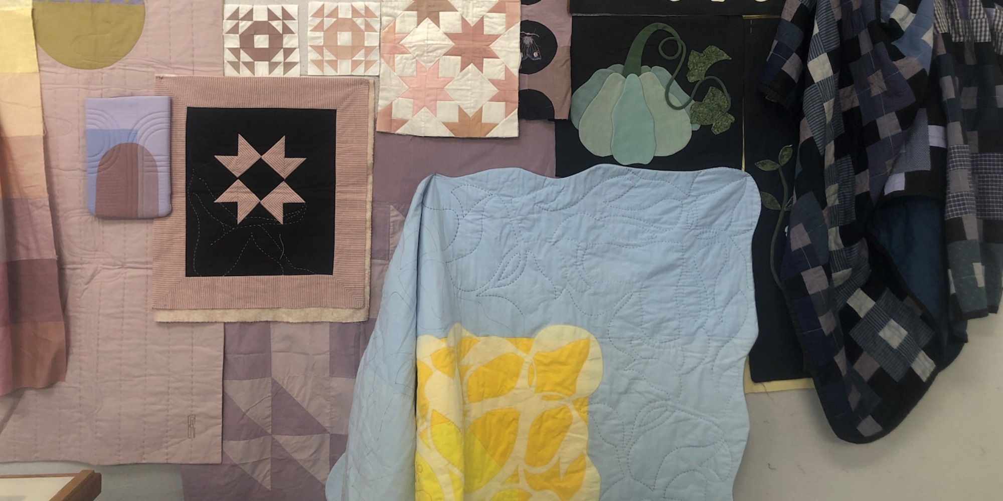 Farverige stjerneblokke i patchwork på symaskine