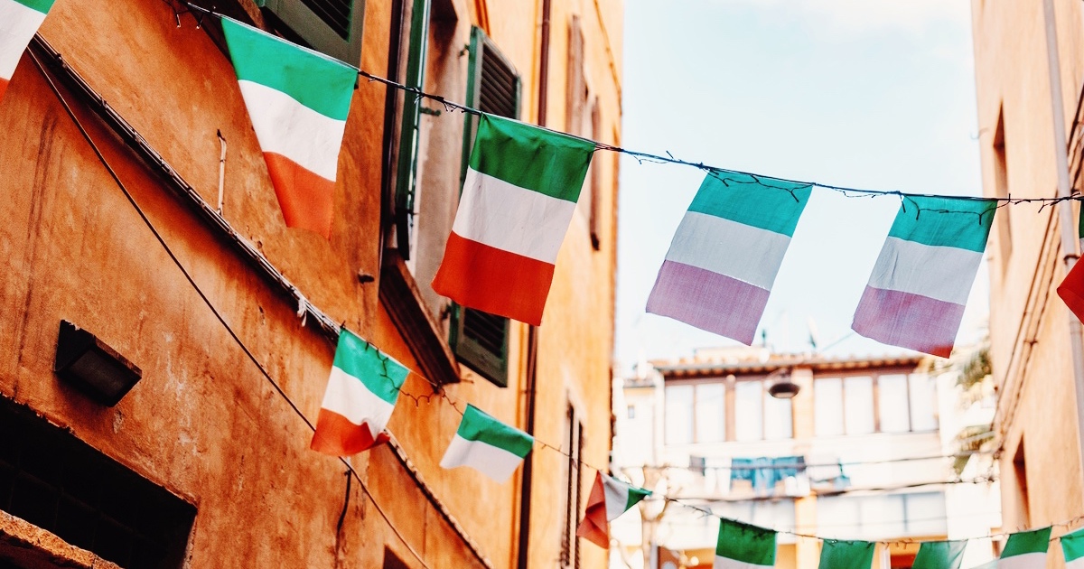 Italiensk gade med flag – symbol på italiensk sprog og kultur.