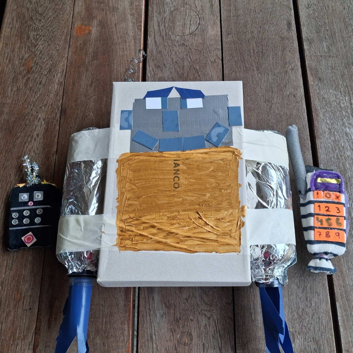 Robot lavet af børn i genbrugsmaterialer