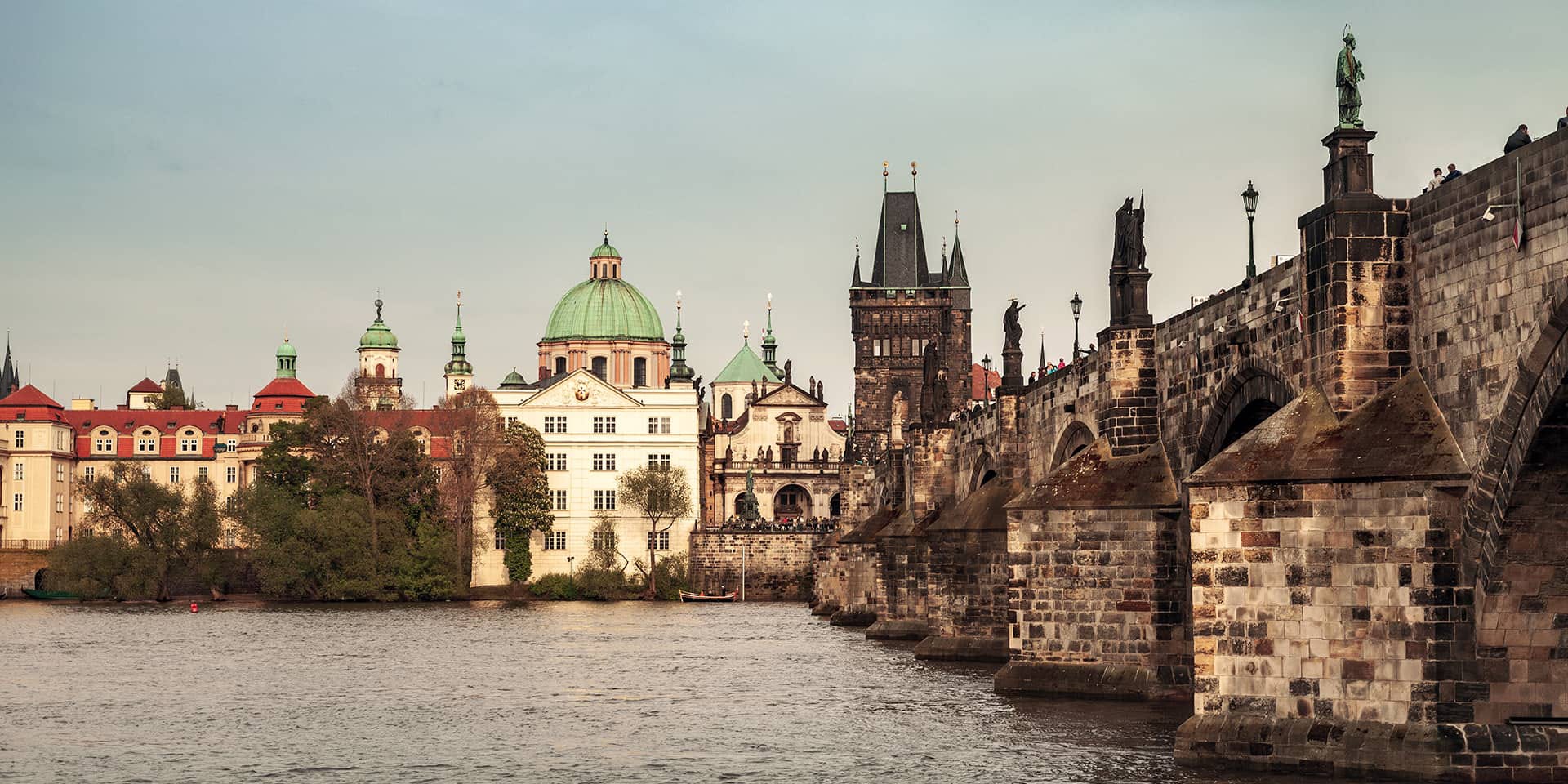 Karlsbroen i Prag. Lær tjekkisk på sprogholdet 'Tjekkisk 1' på FOF Aftenskolen Aarhus