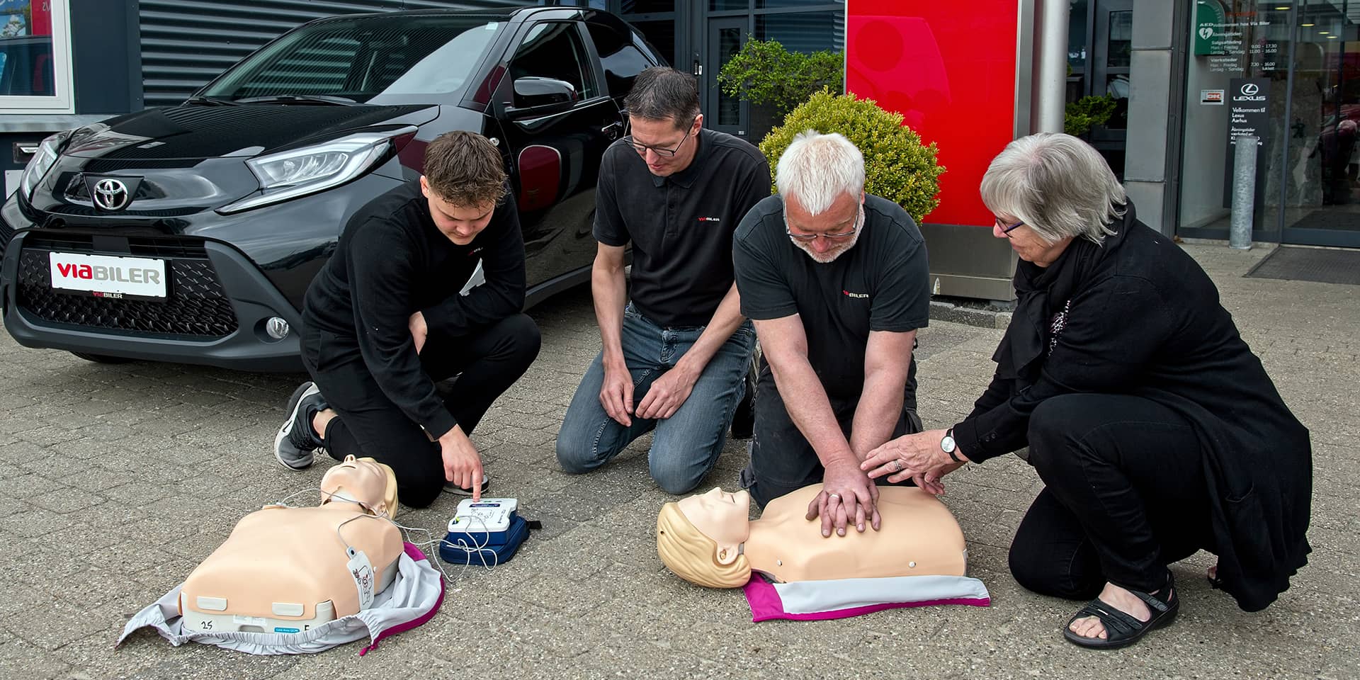 Personer fra en virksomhed, der er til førstehjælpskursus på FOF Aftenskolen Aarhus