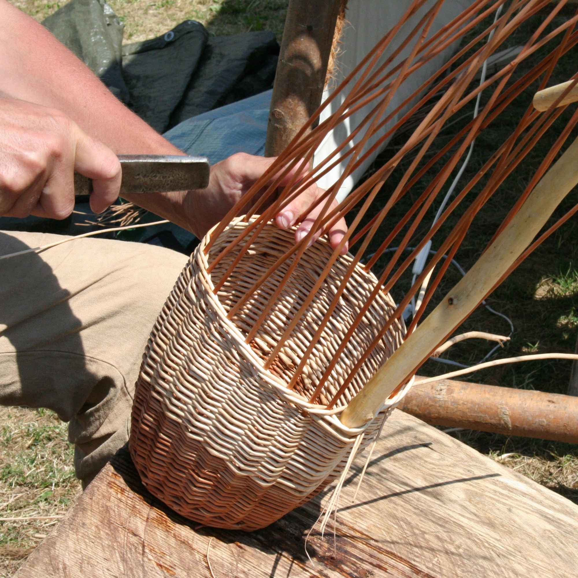 Kursist fletter kurv i pil på FOF’s pilefletkursus.