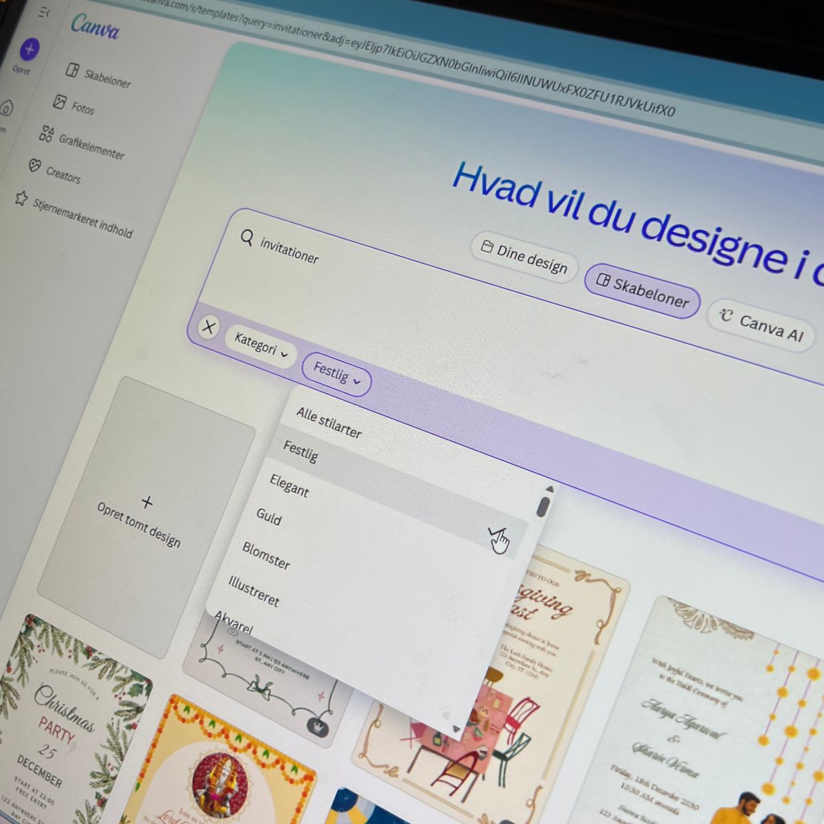 Billede af Canva's forside med søgningen invitationer