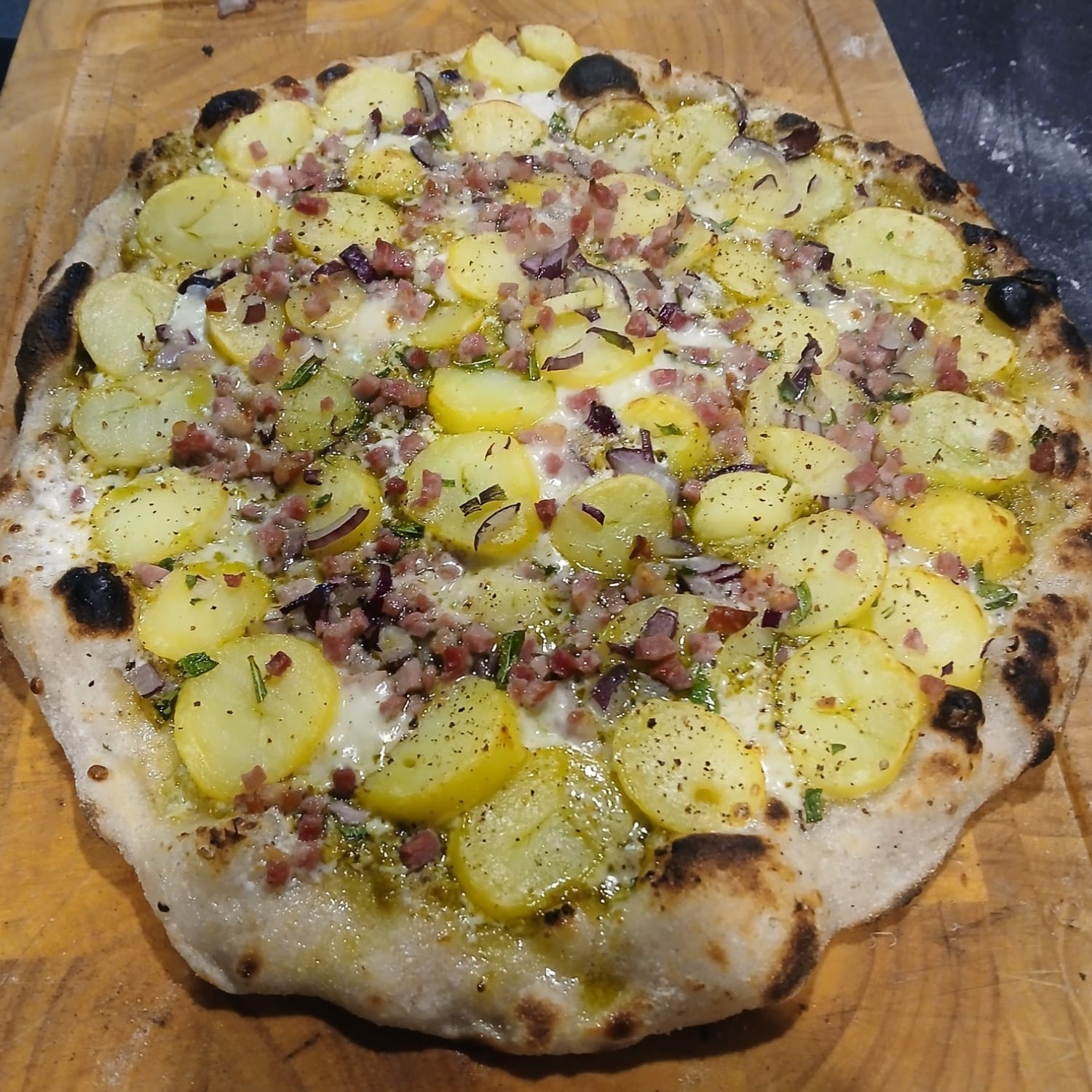 Hjemmelavet pizza med beschamel, kartofler, skinke og rødløg