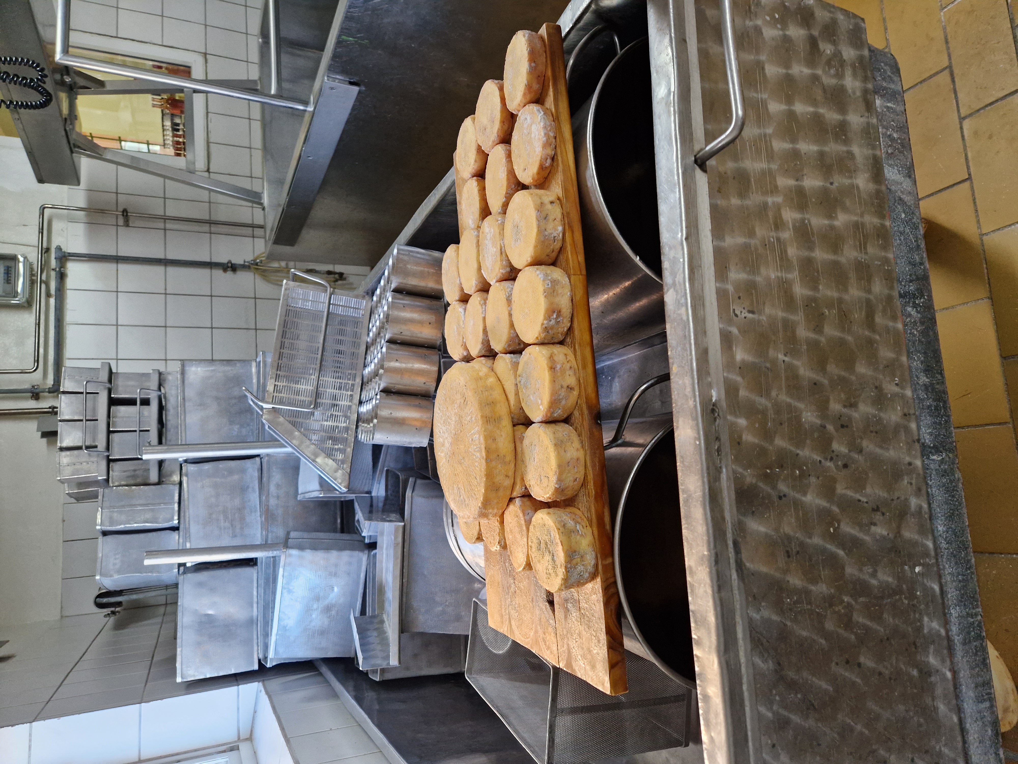 Se hvordan ostene bliver lavet