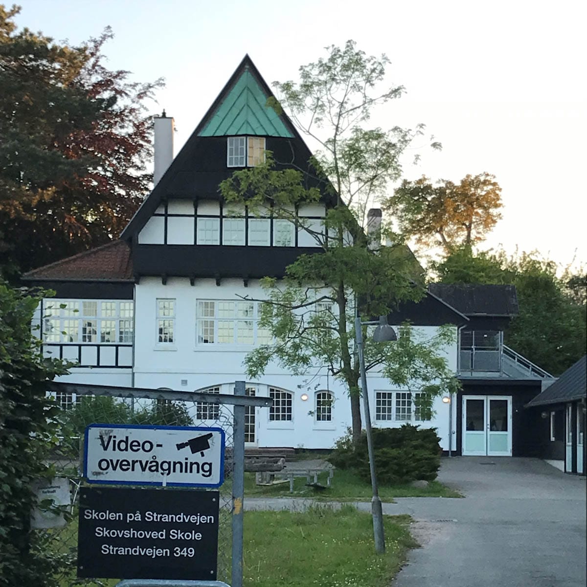 Skolen på Strandvejen set udefra på guidet tur