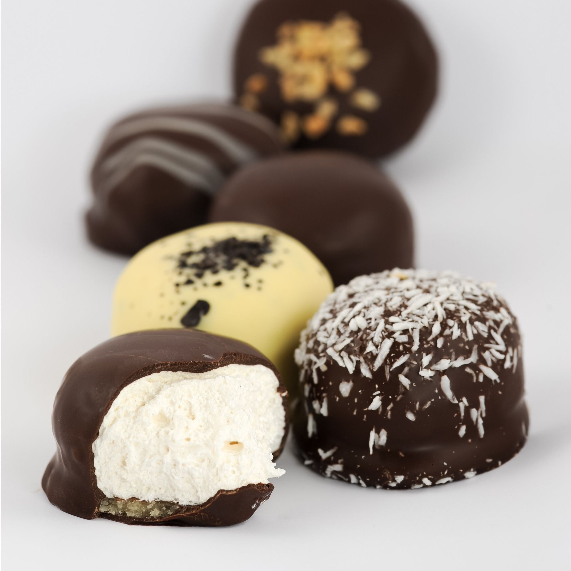 Barn og voksen laver flødeboller på familiehold hos FOF.