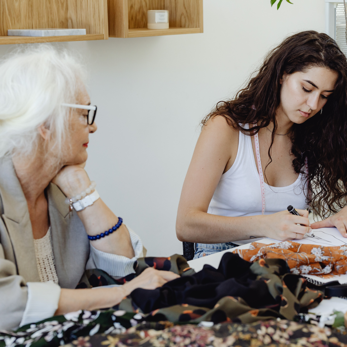 Deltager syr taske på taskekursus på Marinegården med individuel vejledning