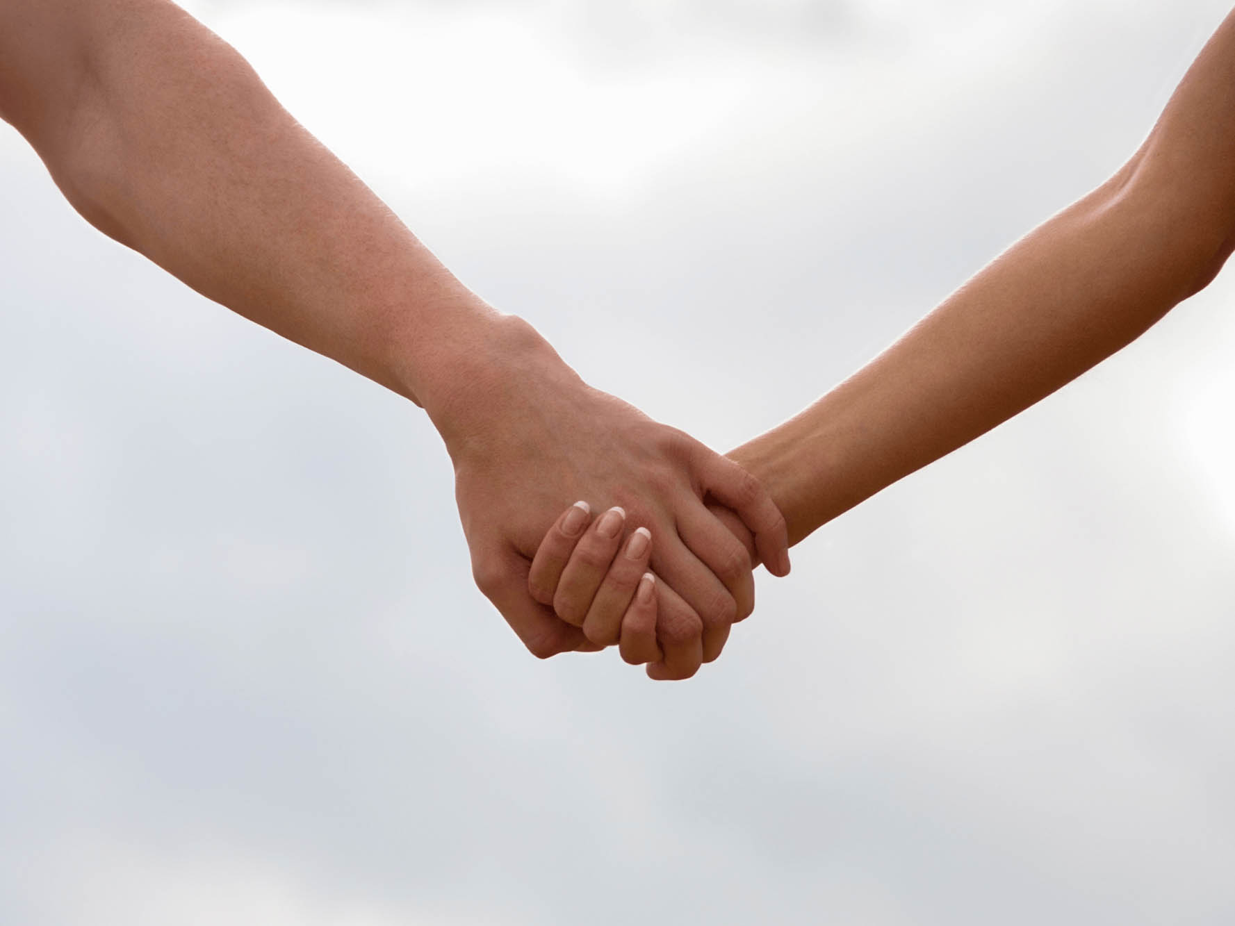 Par holder hænder i naturen