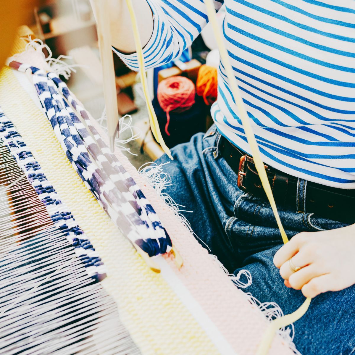 Deltager på kursus i skaftevævning