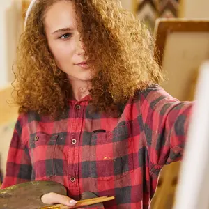 Billede af pige der maler et portræt