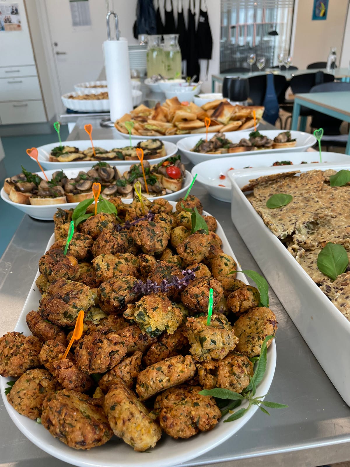 Børn laver mad på madlavningskursus i sommerferien