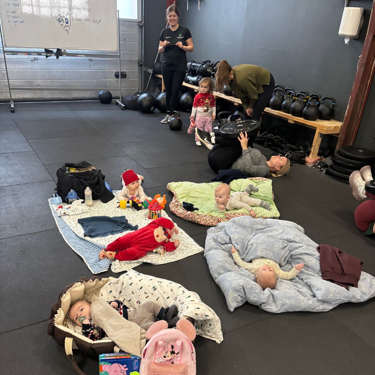 Babyer hygger på gulvet til barselstræning