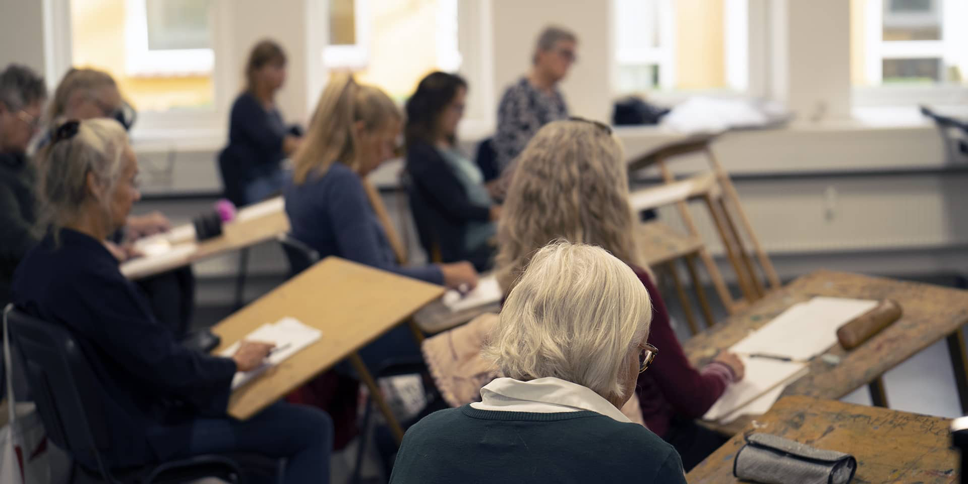 Kvinder, der er på kursus i FOF Aarhus: Maleri og tegning.