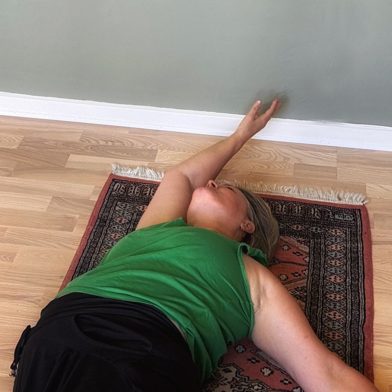 Ann Shanaya der laver en open flow yoga øvelse på en måtte