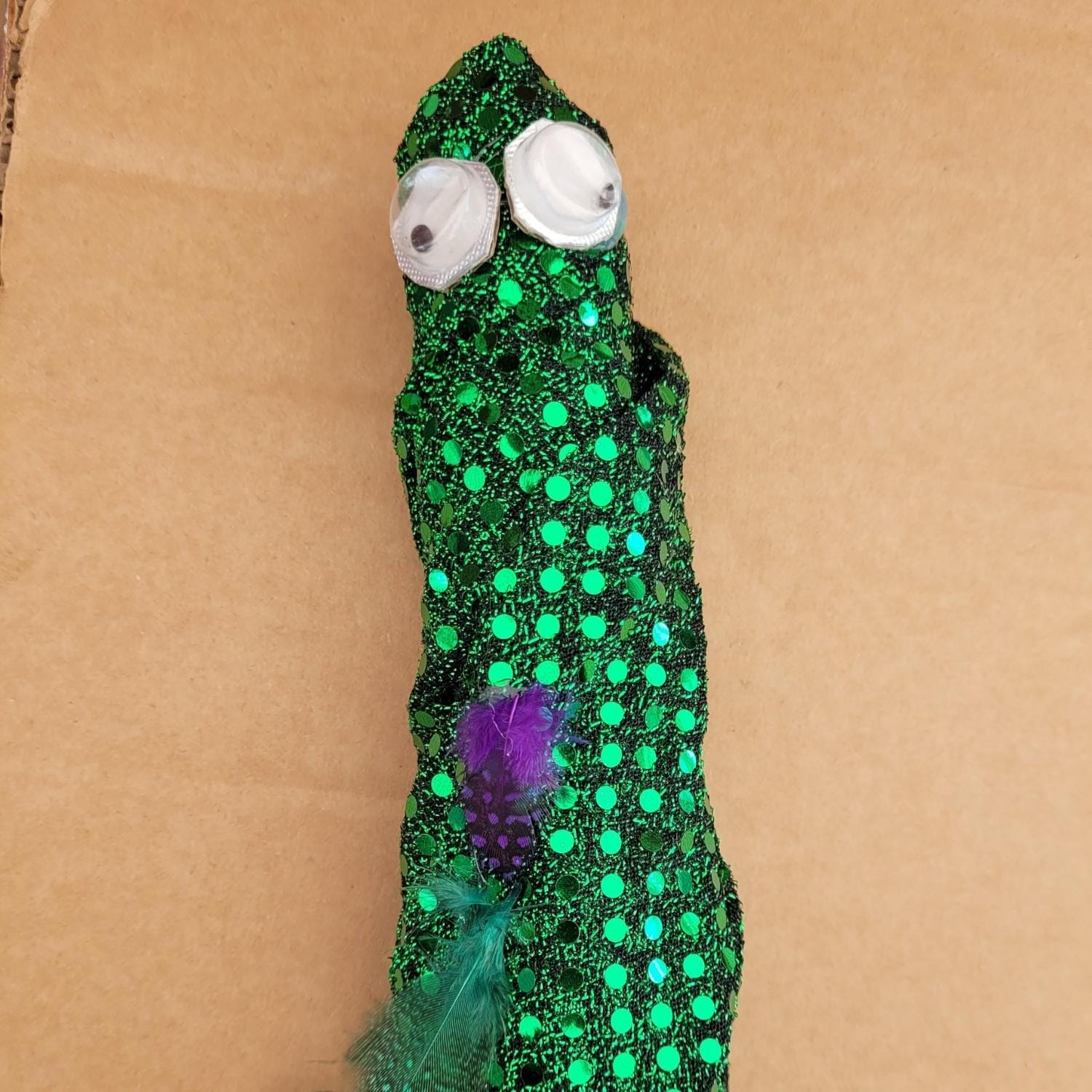 Rumvæsen lavet af børn i genbrugsmaterialer