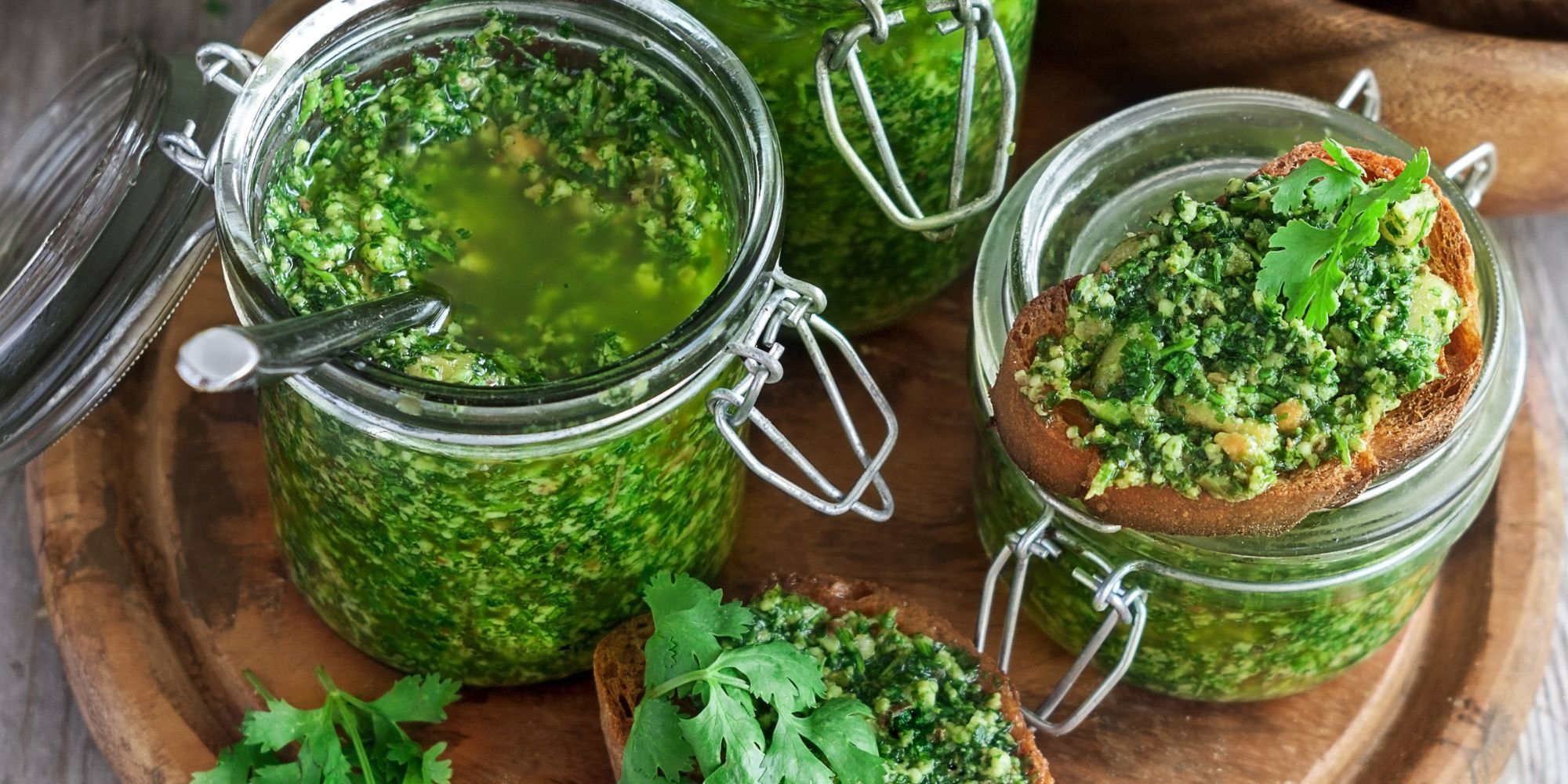 Tre glas med urtepesto. Lav din egen pesto med FOF København og Nordsjælland.