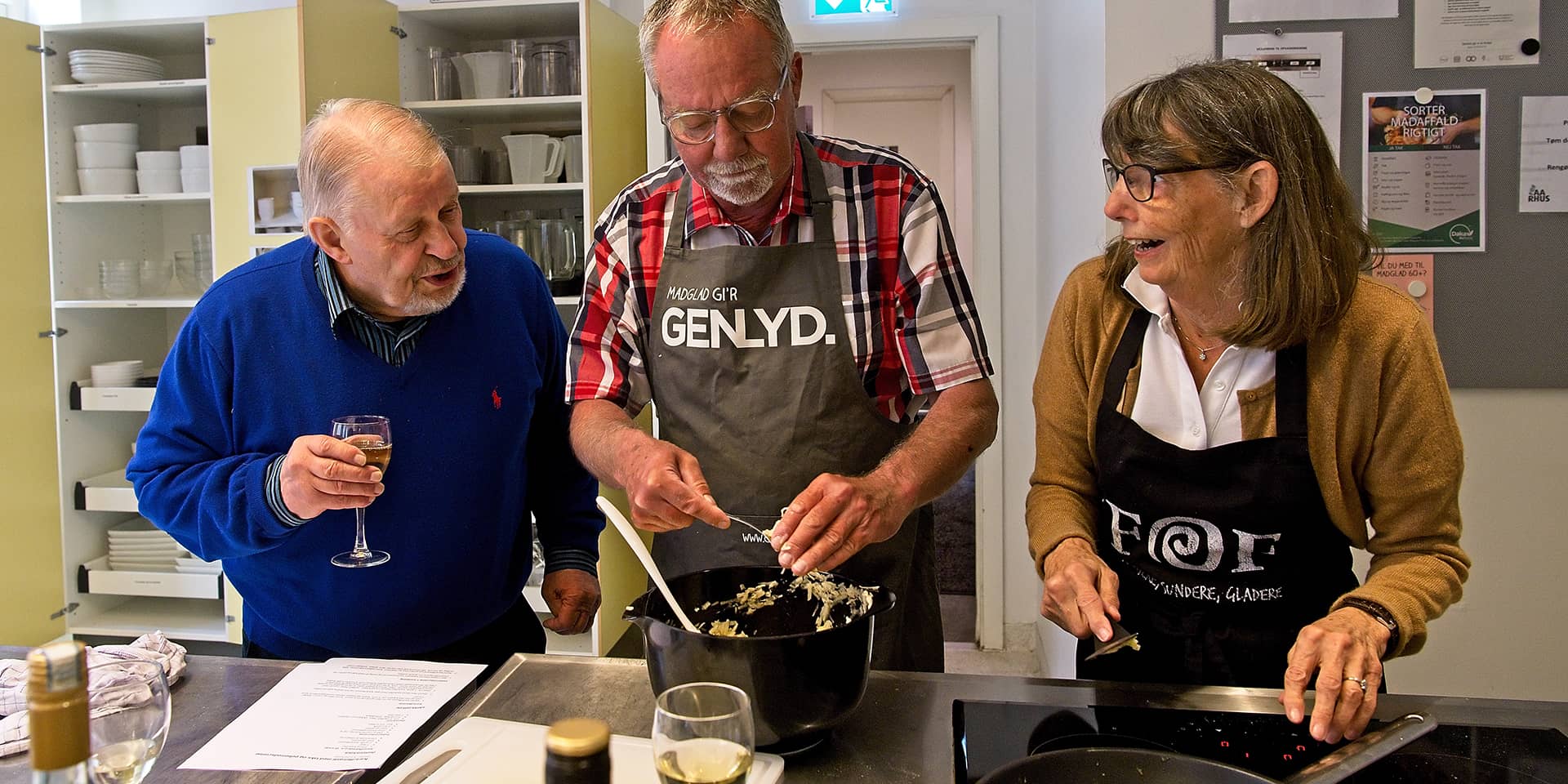 Tre mennesker, der laver mad, på madlavningskurset madglad 60+ i FOF Aarhus