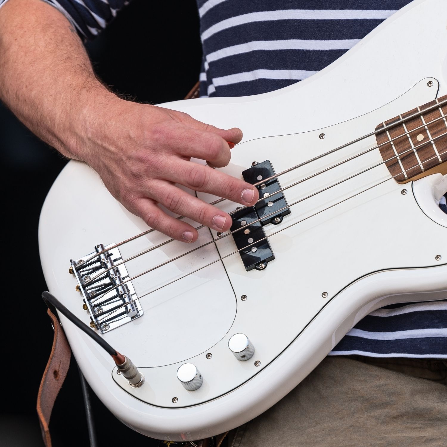 Mand der spiller på el-bas