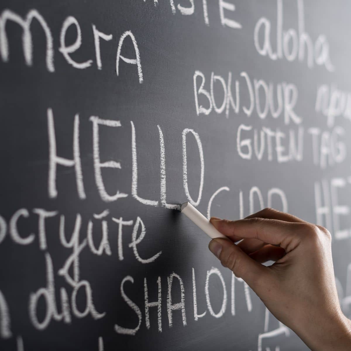 Tavle med ord fra hele verden. Sprogkurser i FOF Aftenskolen i Aarhus. Beskrivelse af Den Fælles Europæiske Referenceramme for Sprog (CEFR)