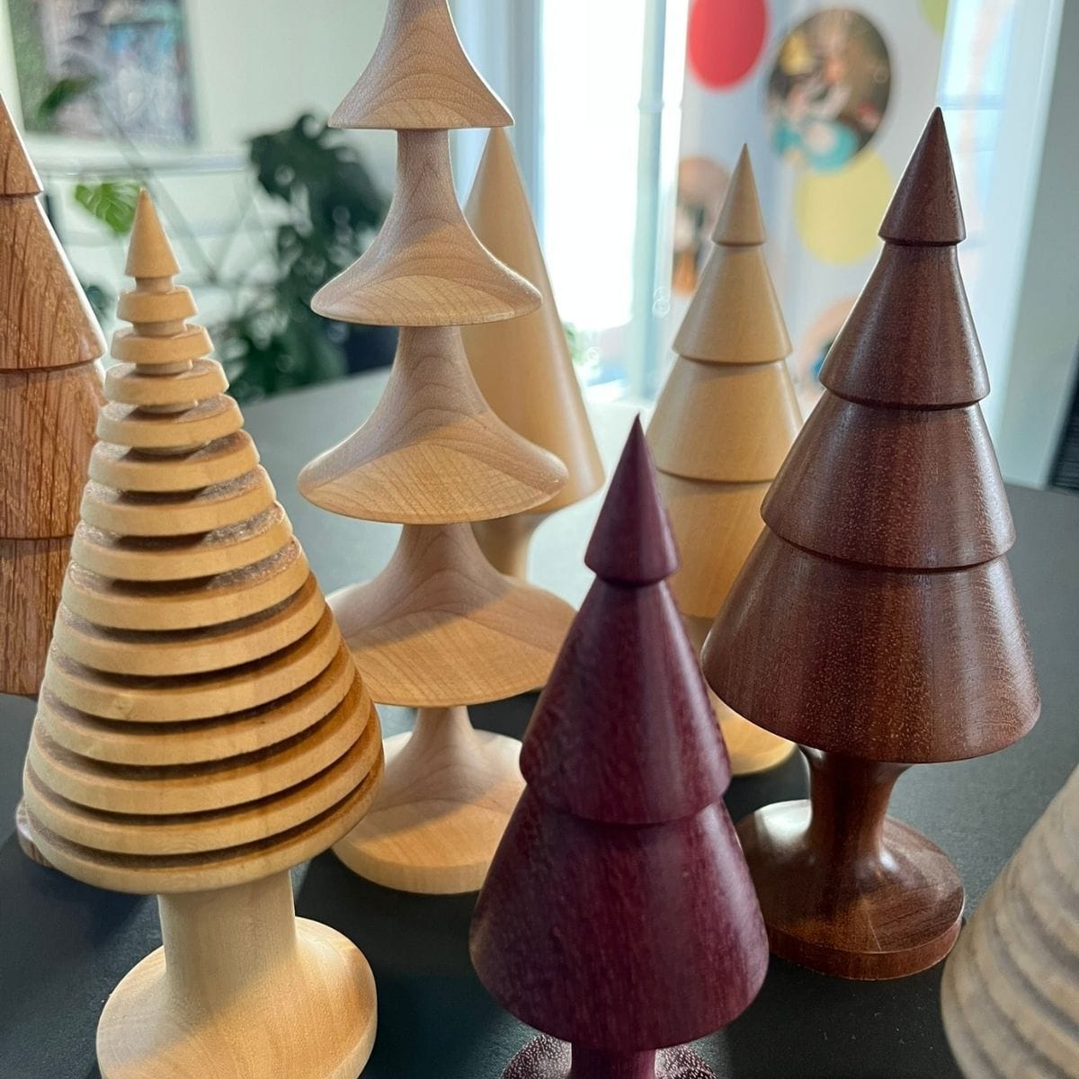 Juletræer drejet i forskellige træsorter