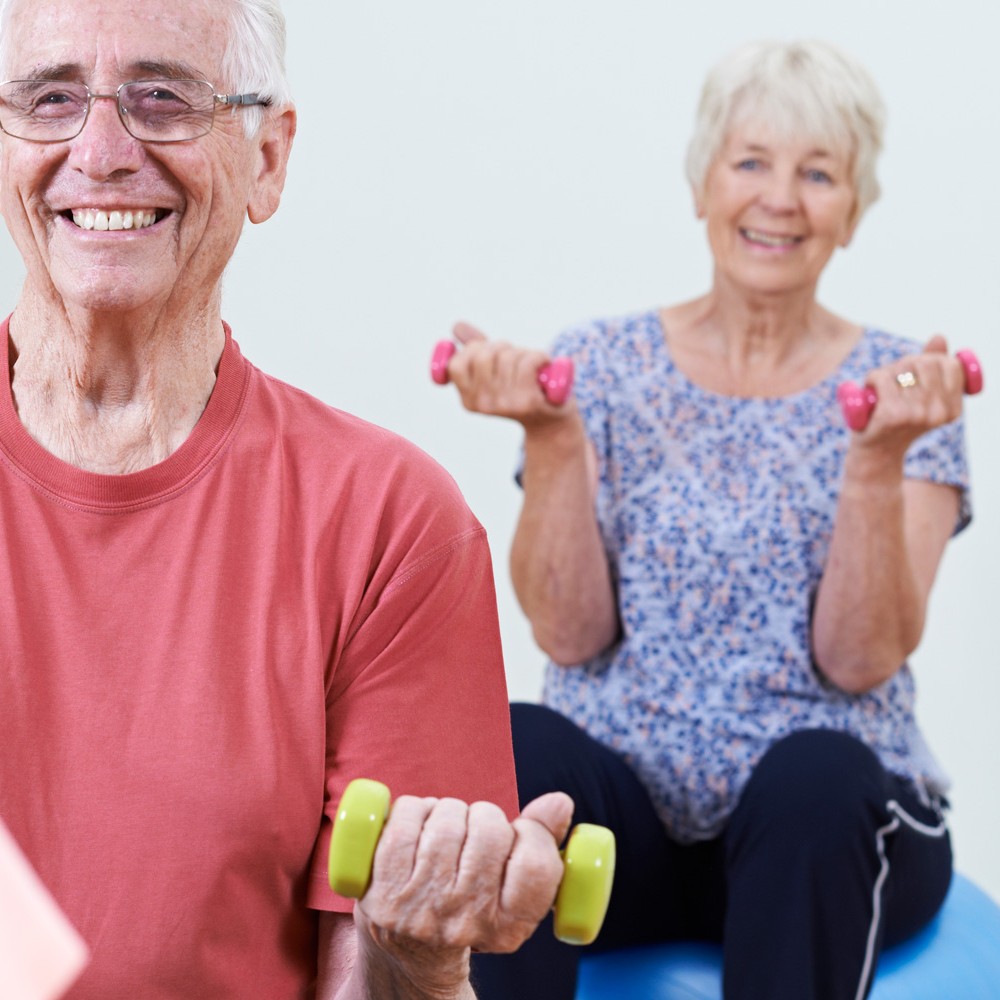 mnad og dame løfter håndvægte