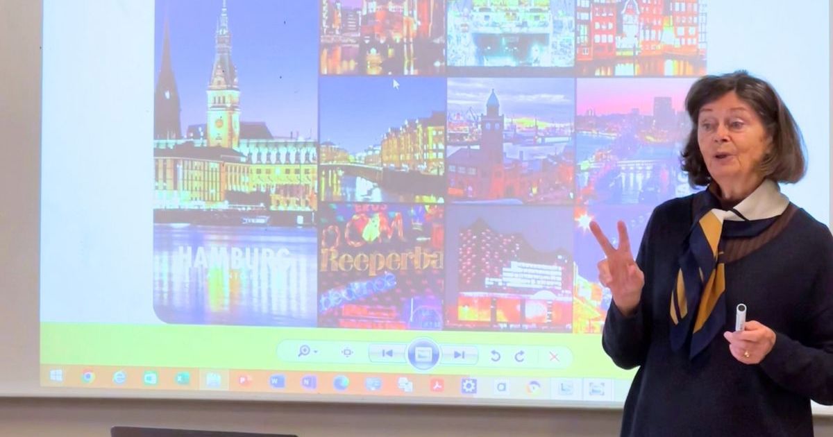 FOF tysk underviser står foran tavlen 