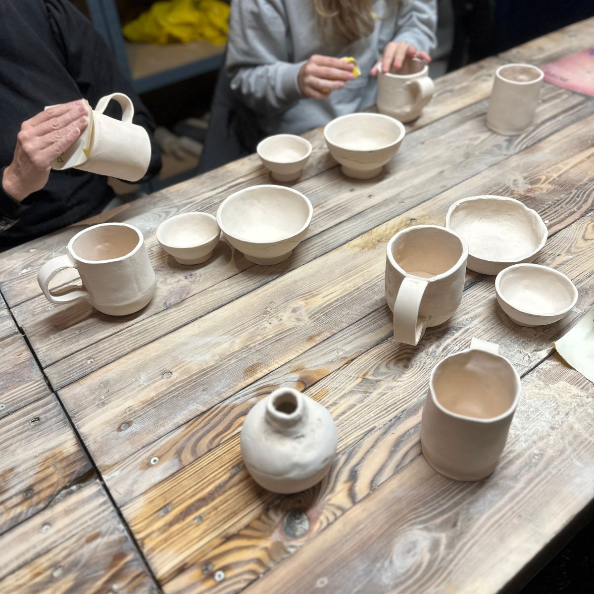 Kursister laver keramiske krus