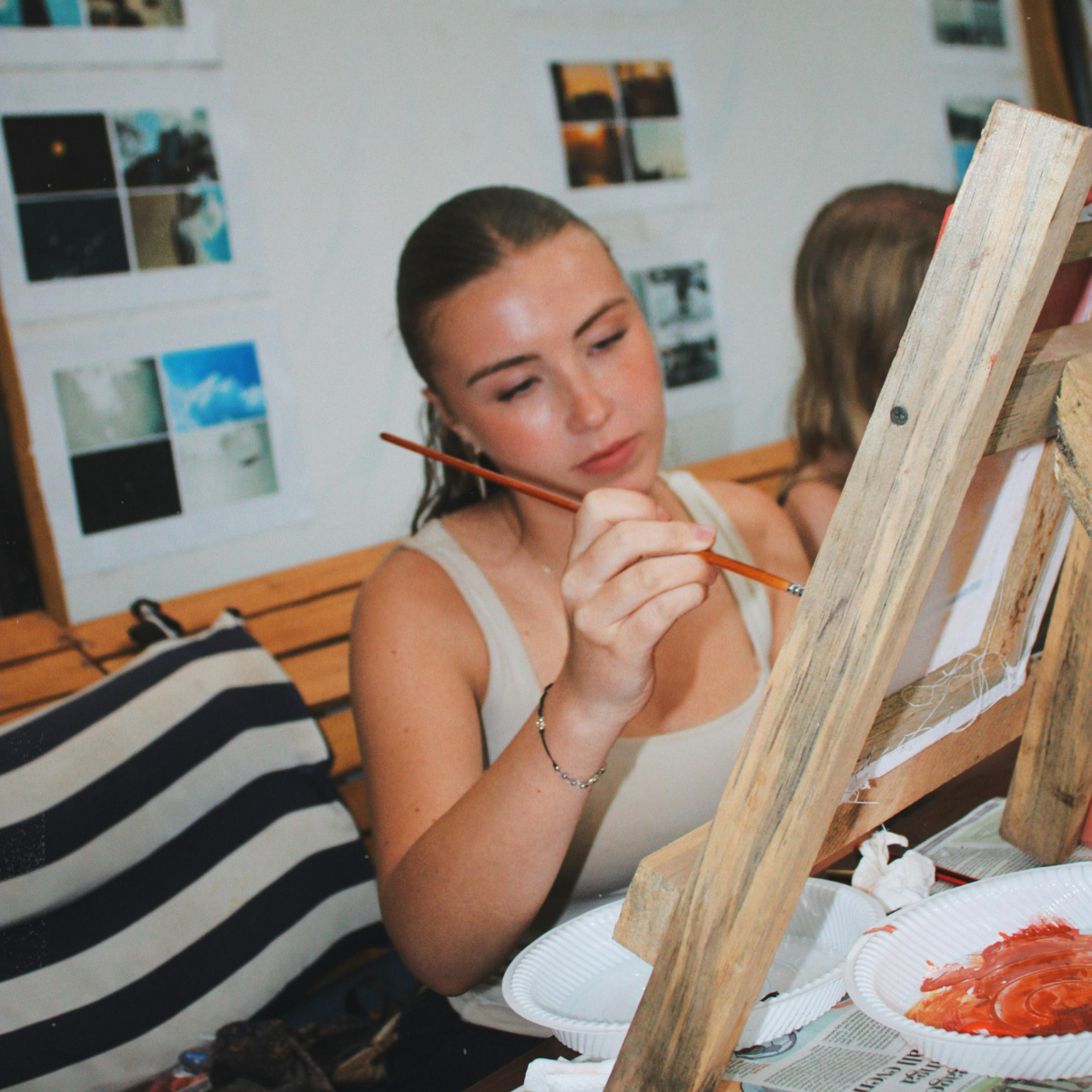 Deltager tegner og maler hus med perspektiv og dybde på kursus i Glostrup Medborgerhus