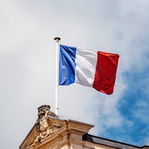 Fransk flag i vinden – symbol på fransk sprog og kultur.