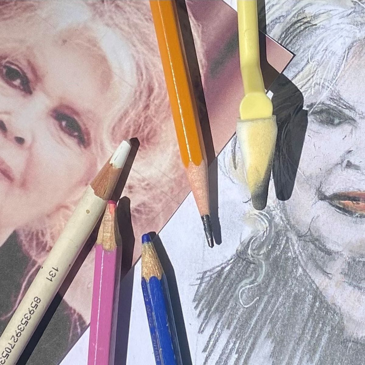 Portræt tegning af en dame med blyanter og farver liggende over