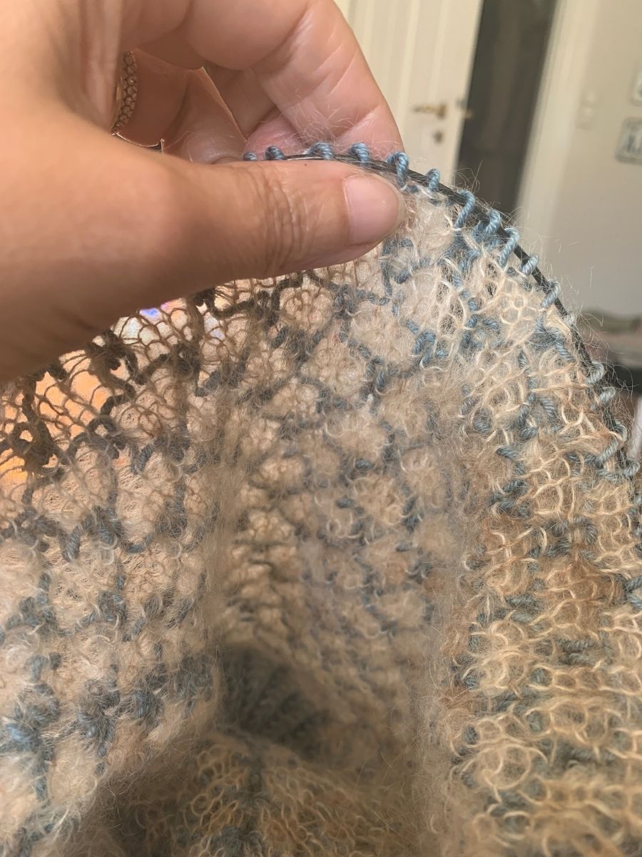 Tofarvet patentstrik med tydeligt farveskift og struktur.