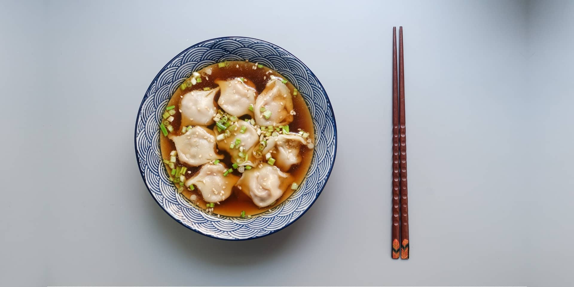 Dim sum i en skål og spisepinde. Du kan lære at lave dim sum på madlavningskursus i FOF Aarhus.