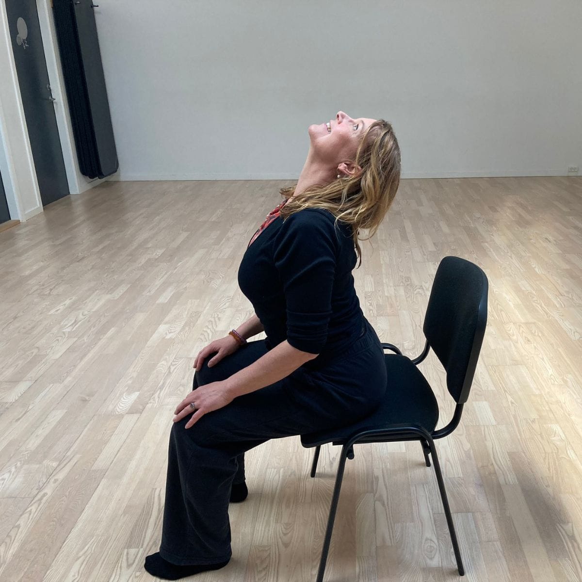 Underviser laver yoga.