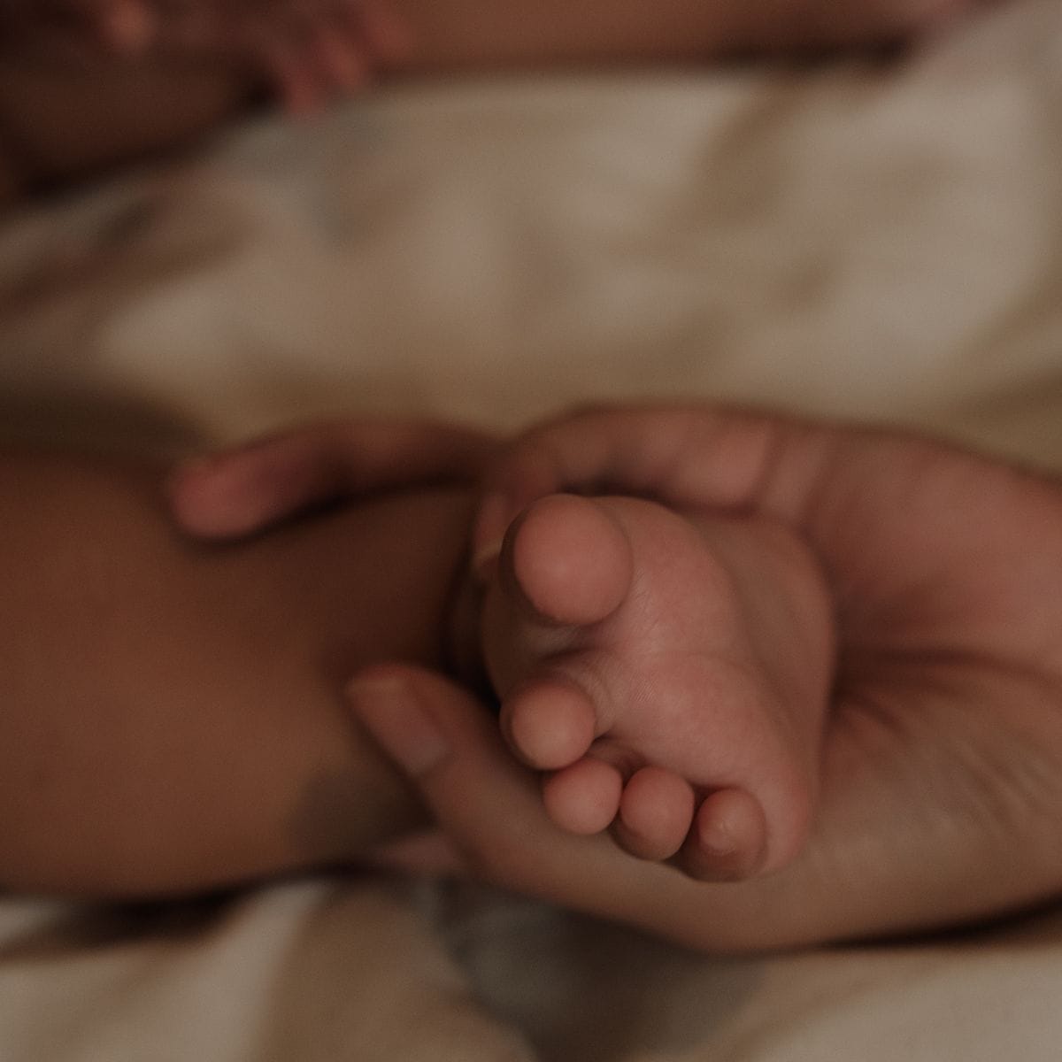 Nybagt mor træner nænsomt med deres baby på efterfødselskursus hos FOF Odder