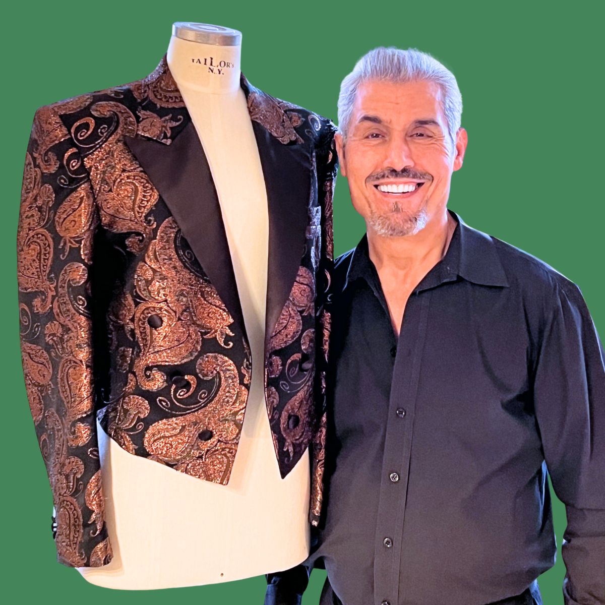 FOF underviser Ali Ghasemi ved siden af en af hans syet jakker