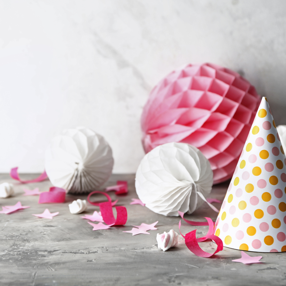 Deltagere laver papirblomster og guirlander på kreativ workshop i Taastrup Medborgerhus
