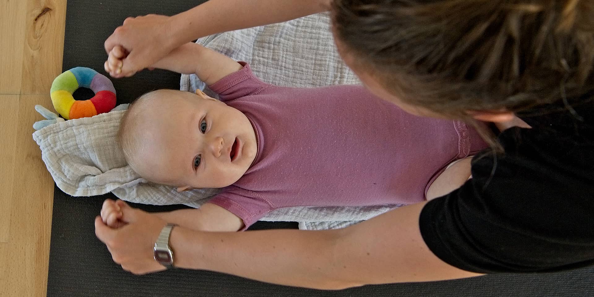 En baby og en mor til kursus i efter fødsel på FOF Aftenskolen Aarhus