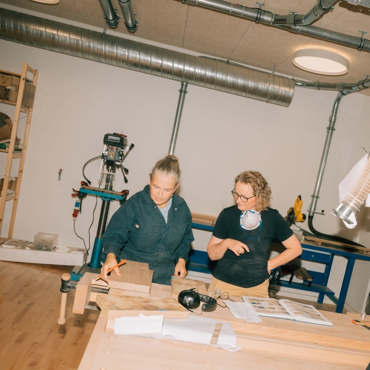 Kursist arbejder med træ