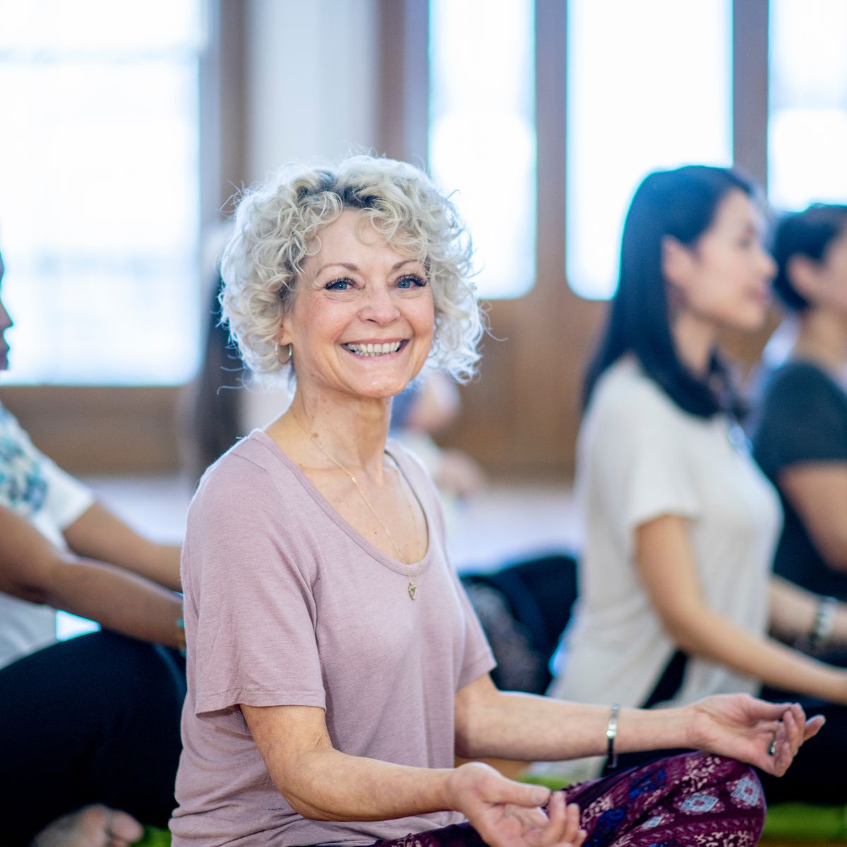 Seniorer deltager i blid yoga med fokus på smidighed, styrke, balance og afspænding.